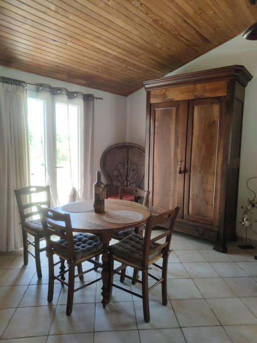 Sous Le Chateau Montaut  Bagian luar foto